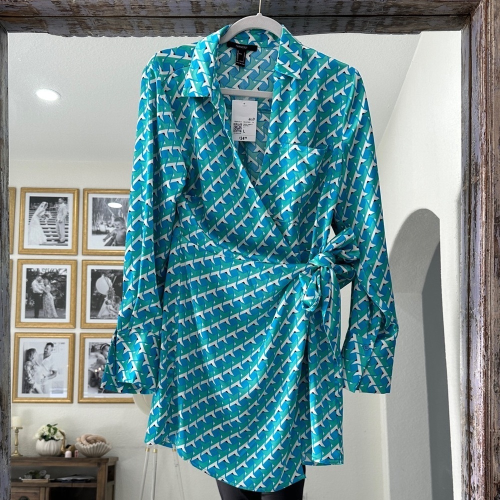 💰$10 CLOSET SALE 💰 Forever 21 Teal and White Geometric Shirt